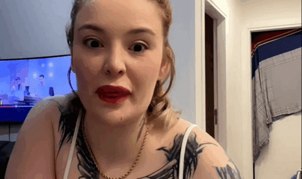 Arzu Yılmaz nude çocukları uyutup yayın açtı