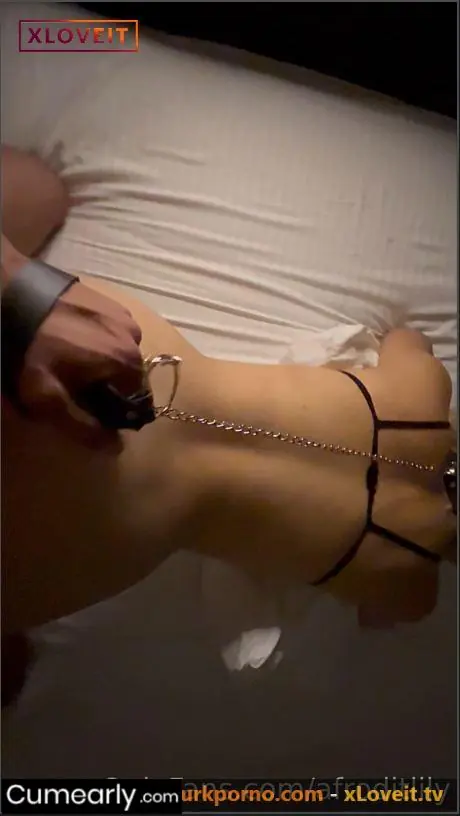 Afroditlily ifşa porno köpek gibi zincire vurulmuş