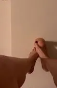 Duvara saplanmış dildoya ayak masajı yaptı